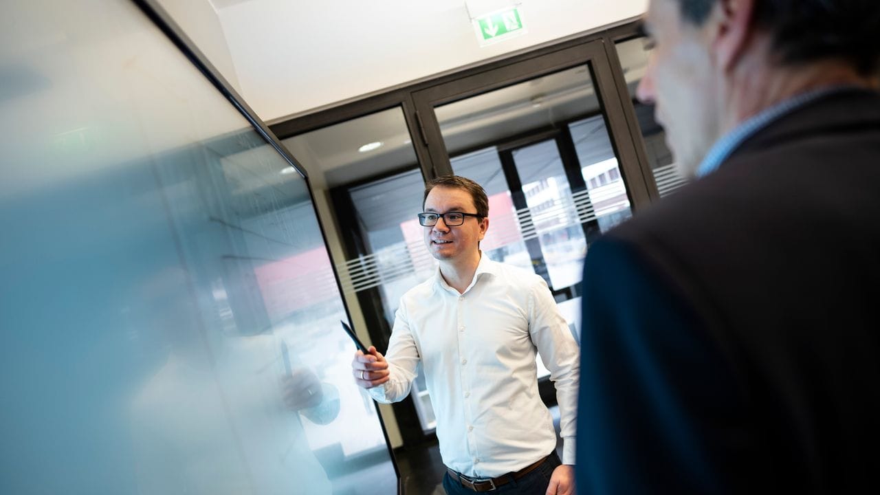 Als Wirtschaftsinformatiker ist Stephan Sachse Vermittler zwischen verschiedenen Schnittstellen - und muss alle Beteiligten abholen.