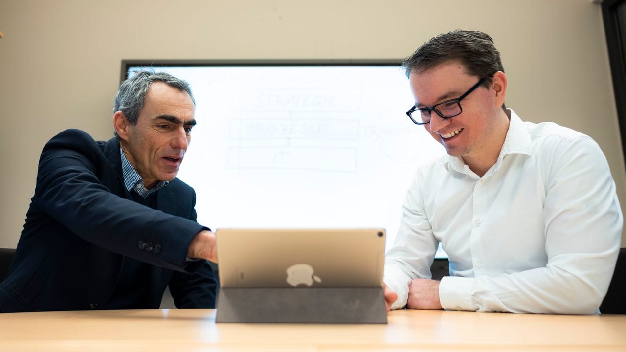 Beraten, Workshops moderieren, agile und effiziente Betriebsstrukturen aufsetzen: Das alles gehört mit zu den Aufgaben von Wirtschaftsinformatiker Stephan Sachse (R).