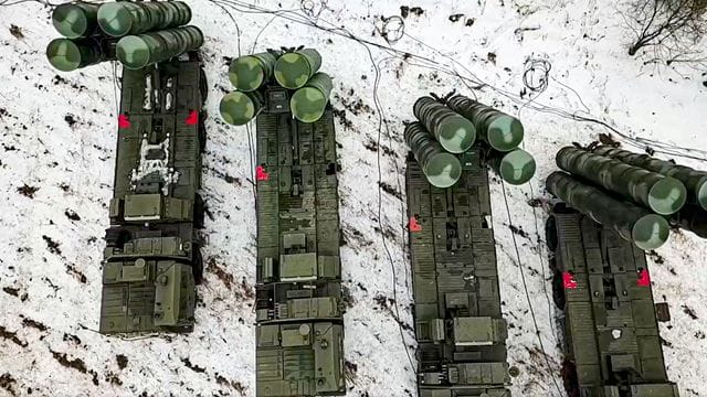 Das vom Pressedienst des russischen Verteidigungsministeriums zur Verfügung gestellte Foto zeigt Einheiten des Luftabwehrsystems S-400 während der militärischen Übungen "Union Courage-2022" in der Region Brest in Belarus.