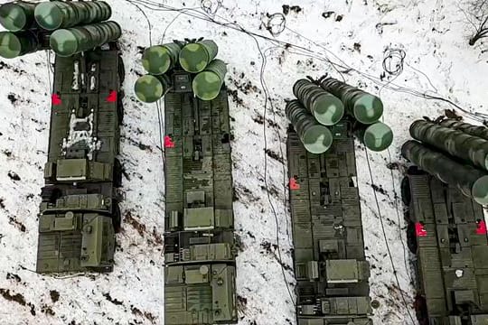 Das vom Pressedienst des russischen Verteidigungsministeriums zur Verfügung gestellte Foto zeigt Einheiten des Luftabwehrsystems S-400 während der militärischen Übungen "Union Courage-2022" in der Region Brest in Belarus.