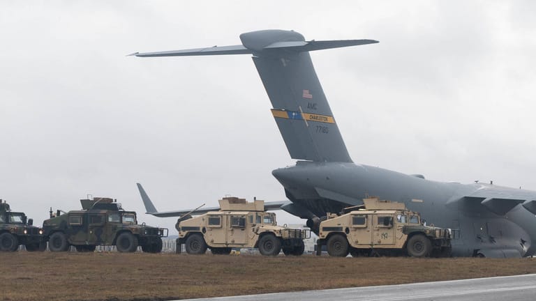 US-Soldaten am Flughafen Rzeszow-Jasionka: Die US-Regierung hat Truppen nach Polen verlegt.