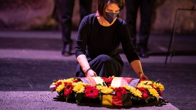 Annalena Baerbock legt in der Halle der Erinnerung der Holocaust-Gedenkstätte Yad Vashem in Jerusalem einen Kranz nieder.