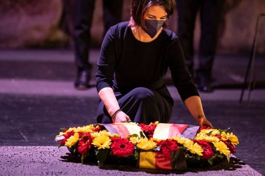 Annalena Baerbock legt in der Halle der Erinnerung der Holocaust-Gedenkstätte Yad Vashem in Jerusalem einen Kranz nieder.