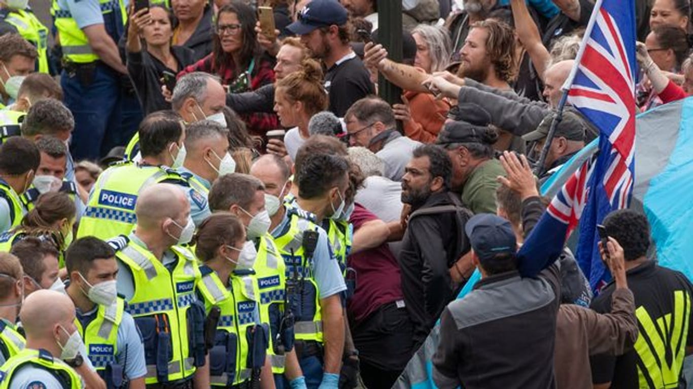 Die Polizei nimmt Menschen fest, die vor dem Parlament im neuseeländischen Wellington gegen eine Coronavirus-Impfpflicht protestieren.