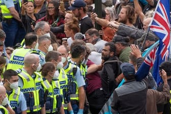 Die Polizei nimmt Menschen fest, die vor dem Parlament im neuseeländischen Wellington gegen eine Coronavirus-Impfpflicht protestieren.
