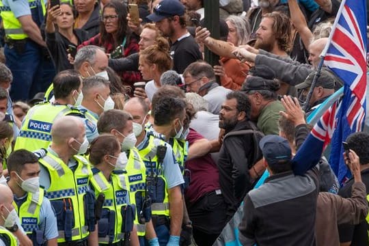 Die Polizei nimmt Menschen fest, die vor dem Parlament im neuseeländischen Wellington gegen eine Coronavirus-Impfpflicht protestieren.