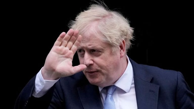 Boris Johnson, Premierminister von Großbritannien, winkt, als er die 10 Downing Street verlässt.
