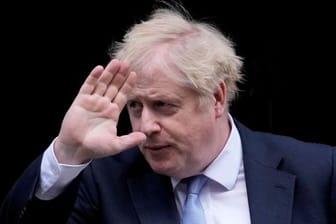 Boris Johnson, Premierminister von Großbritannien, winkt, als er die 10 Downing Street verlässt.