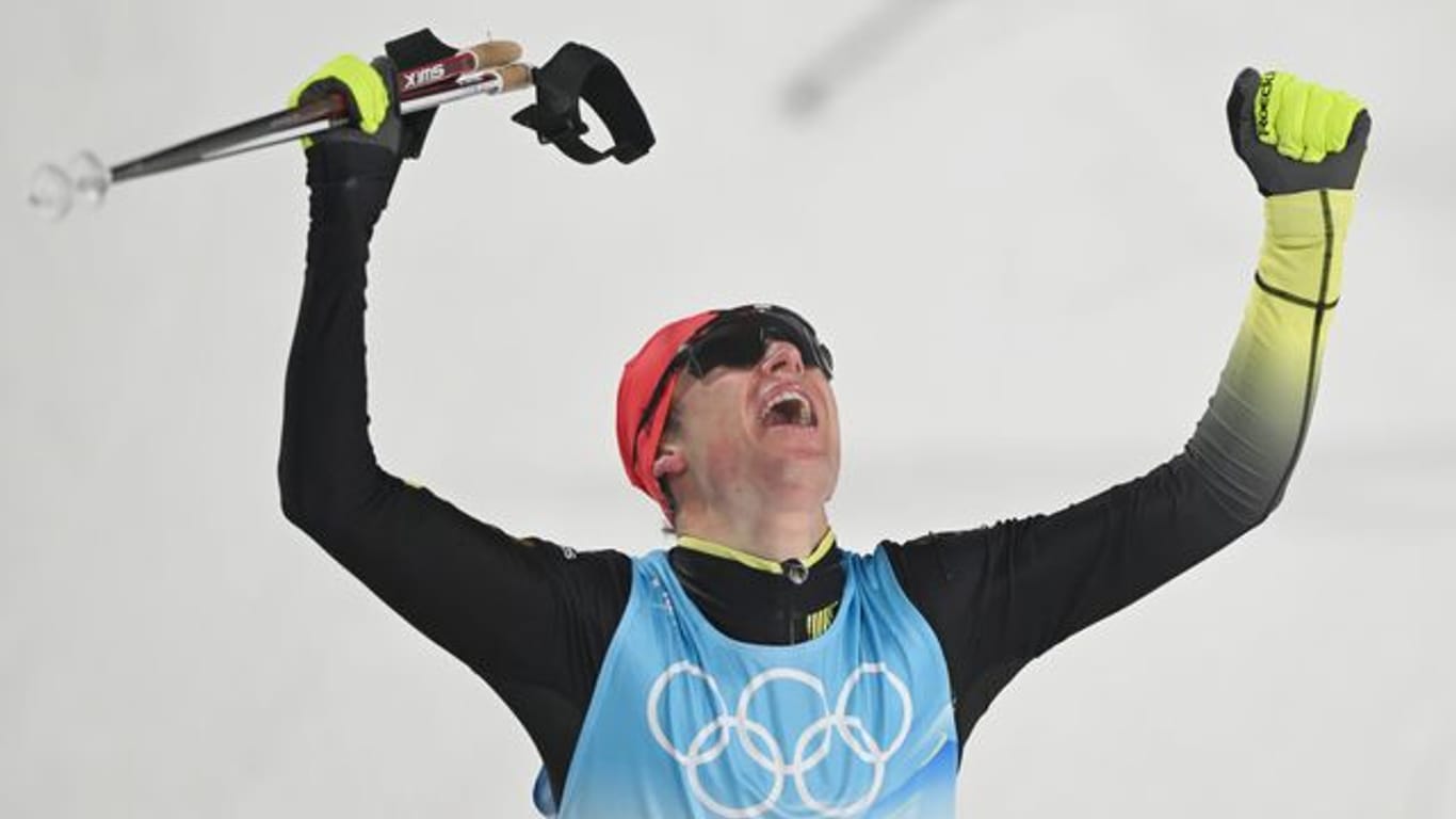 Kombinierer Vinzenz Geiger jubelt über seinen Olympiasieg.