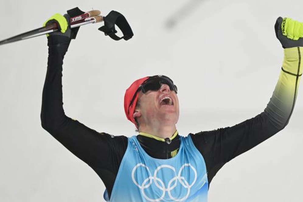 Kombinierer Vinzenz Geiger jubelt über seinen Olympiasieg.