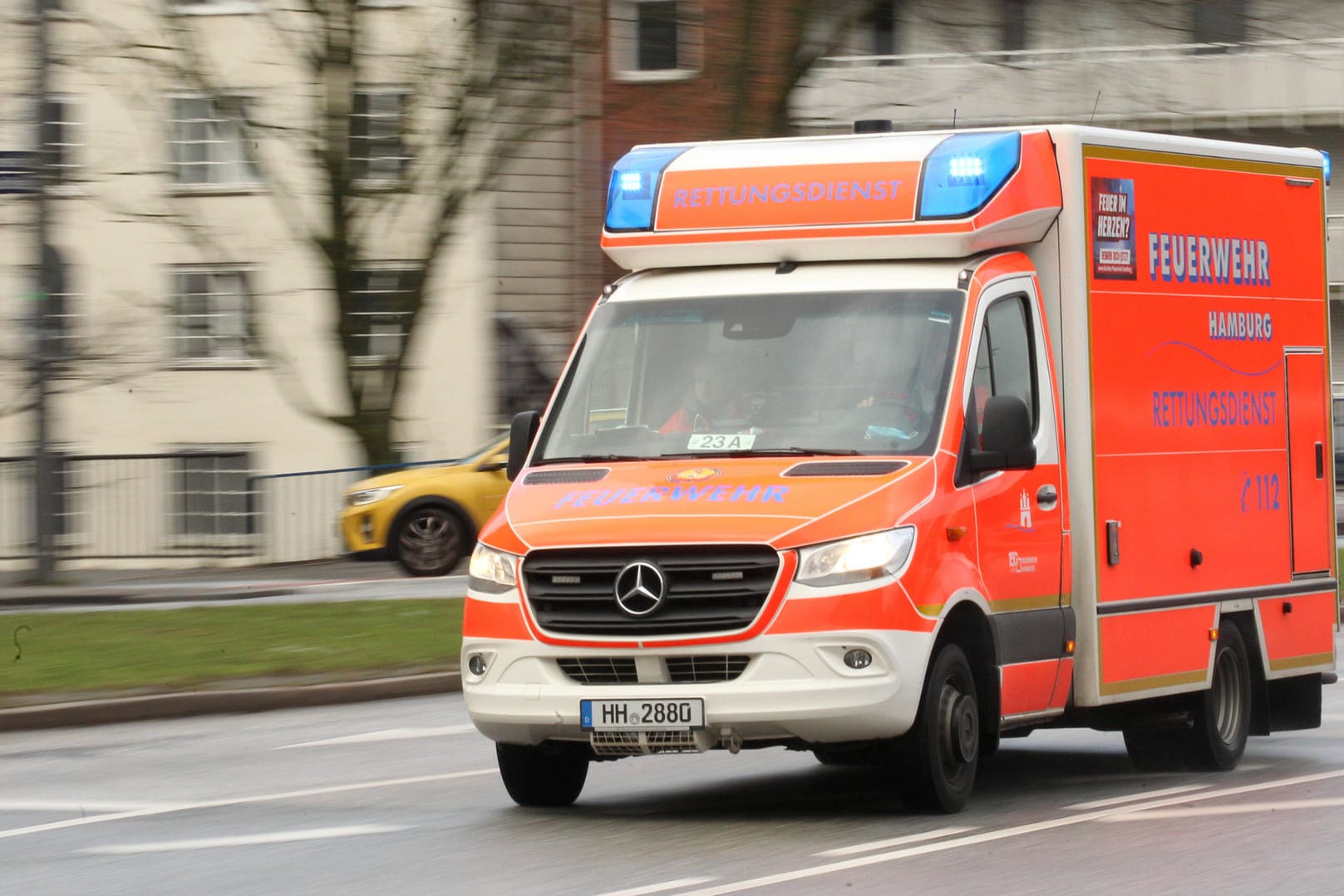 Ein Rettungswagen der Feuerwehr rast mit Blaulicht zu einem Einsatz in Hamburg (Symbolbild): Der Bauarbeiter musste zur Behandlung ins Krankenhaus.