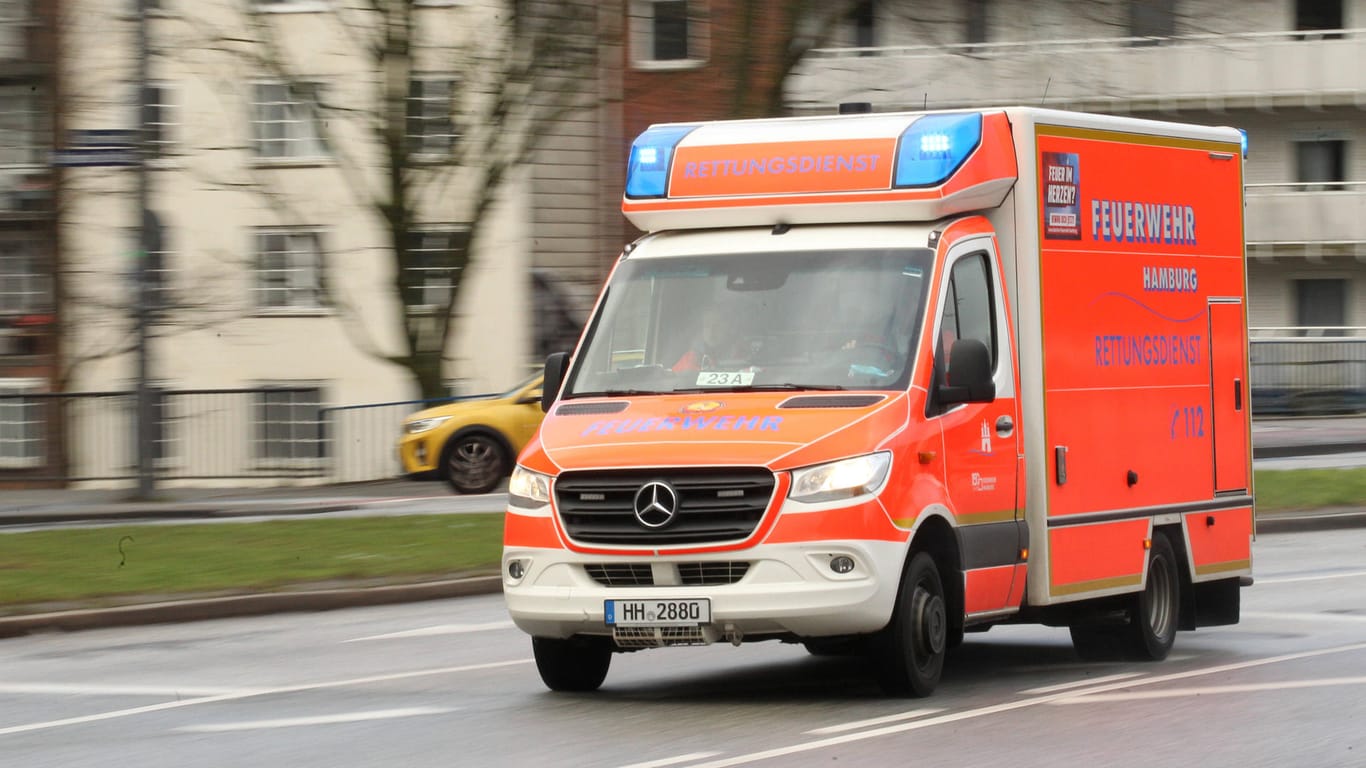 Ein Rettungswagen der Feuerwehr rast mit Blaulicht zu einem Einsatz in Hamburg (Symbolbild): Der Bauarbeiter musste zur Behandlung ins Krankenhaus.
