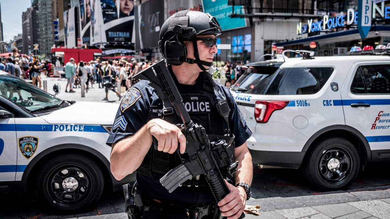 Bewaffneter Polizist in den USA (Symbolbild): Über 1000 Menschen wurden 2021 von amerikanischen Polizisten erschossen.