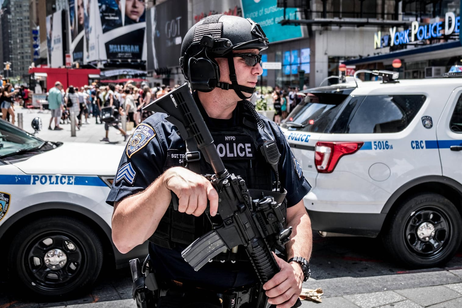 Bewaffneter Polizist in den USA (Symbolbild): Über 1000 Menschen wurden 2021 von amerikanischen Polizisten erschossen.