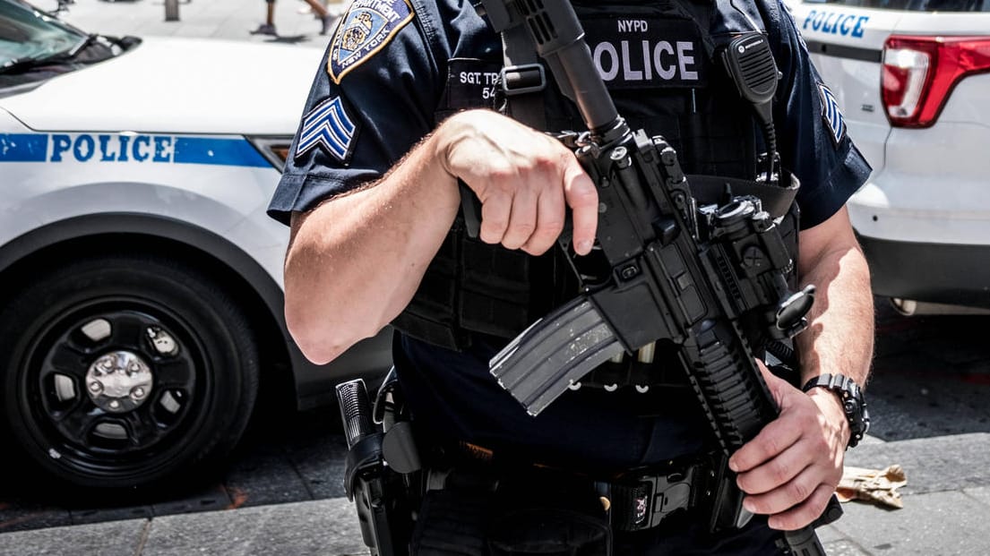 Bewaffneter Polizist in den USA (Symbolbild): Über 1000 Menschen wurden 2021 von amerikanischen Polizisten erschossen.