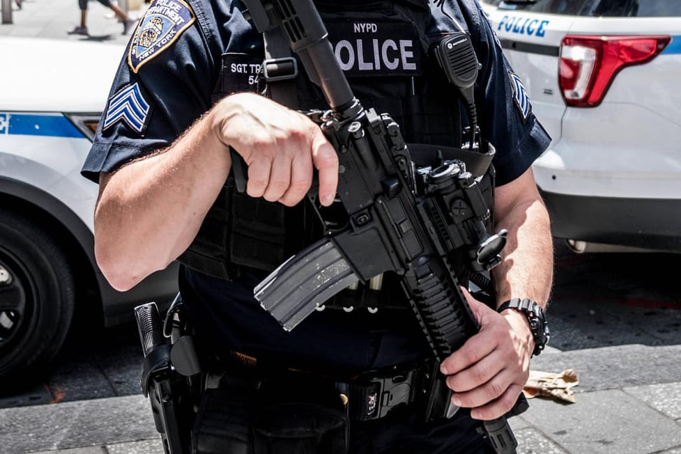 Bewaffneter Polizist in den USA (Symbolbild): Über 1000 Menschen wurden 2021 von amerikanischen Polizisten erschossen.