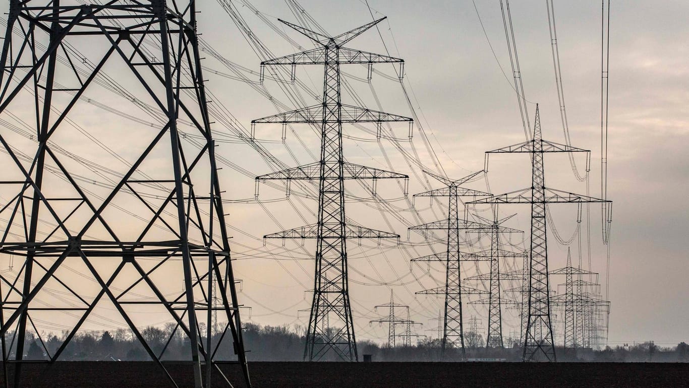 Stromleitungen in Nordrhein-Westfalen (Symbolbild): In den vergangenen Monaten haben viele Strom- und Gasgrundversorger ihre Preise deutlich angehoben.