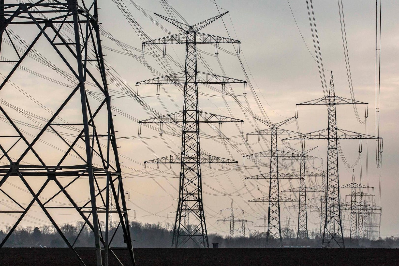 Stromleitungen in Nordrhein-Westfalen (Symbolbild): In den vergangenen Monaten haben viele Strom- und Gasgrundversorger ihre Preise deutlich angehoben.