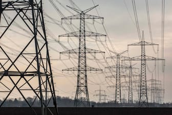Stromleitungen in Nordrhein-Westfalen (Symbolbild): In den vergangenen Monaten haben viele Strom- und Gasgrundversorger ihre Preise deutlich angehoben.