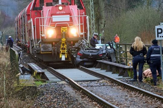 Zug stößt mit Auto zusammen