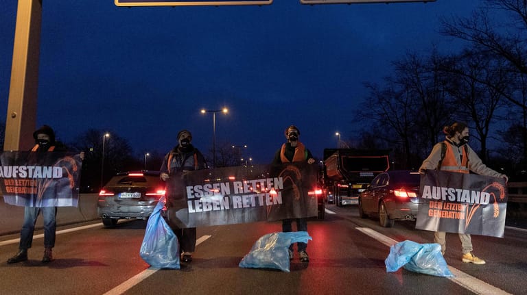 Klimaaktivisten der Gruppe "Aufstand der letzten Generation" stehen auf der Fahrbahn der Autobahn A100 (Archivbild): Seit Tagen legen sie den Verkehr in Berlin lahm.