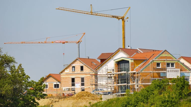 Neubaugebiet (Symbolbild): Die Preise für Baumaterialien sind im vergangenen Jahr um bis zu 77 Prozent gestiegen.