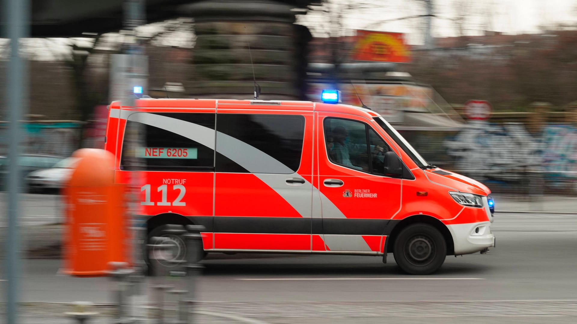 Ein Rettungswagen der Berliner Feuerwehr bei einer Einsatzfahrt mit Blaulicht (Symbolbild): In Steglitz-Zehlendorf wurde eine Frau von einem Lastwagen erfasst. Ein Rettungswagen der Berliner Feuerwehr bei einer Einsatzfahrt mit Blaulicht (Symbolbild): In Steglitz-Zehlendorf wurde eine Frau von einem Lastwagen erfasst.