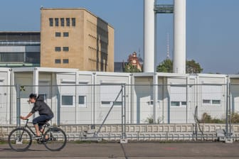 Wohncontainer für Geflüchtete in Berlin: Die Stadt sperrte die Unterkunft wieder auf und sucht nach weiteren.