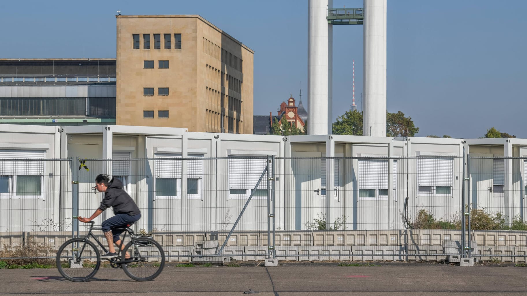 Wohncontainer für Geflüchtete in Berlin: Die Stadt sperrte die Unterkunft wieder auf und sucht nach weiteren.