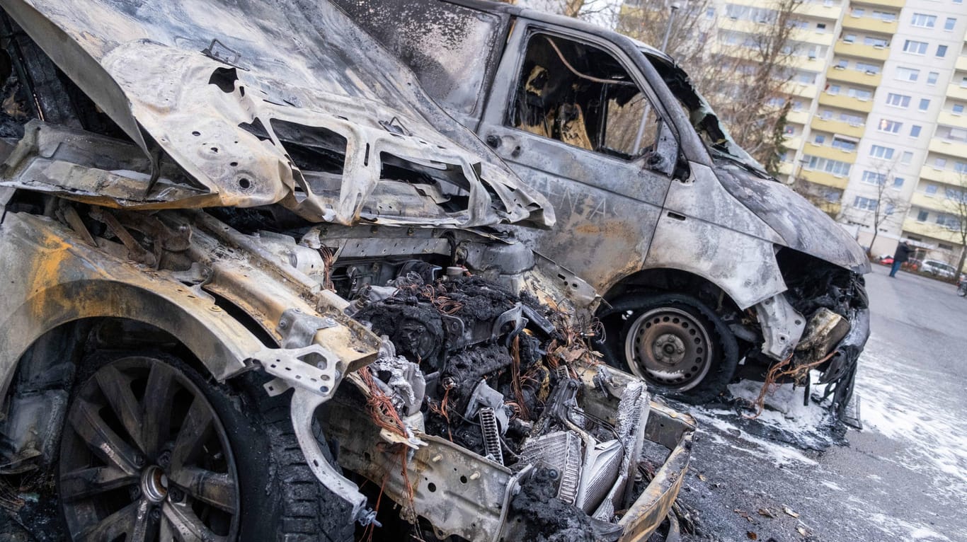 Mehrere ausgebrannte Fahrzeuge auf einem Mieterparkplatz im Prenzlauer Berg (Archivbild): In der Nacht brannten an unterschiedlichen Orten Autos in der Hauptstadt.