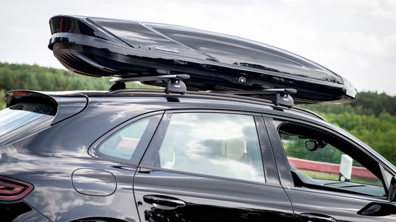Quasi der Dachbodenausbau beim Auto: Mit einer Dachbox lässt sich für Urlaubsfahrten zusätzlicher Stauraum schaffen.