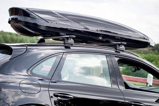 Quasi der Dachbodenausbau beim Auto: Mit einer Dachbox lässt sich für Urlaubsfahrten zusätzlicher Stauraum schaffen.