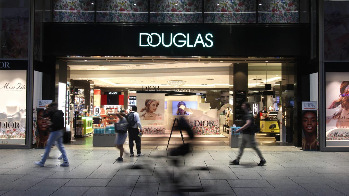 Eine Douglas-Filiale in der Frankfurter Innenstadt (Symbolbild): Neben dem Verkauf in den Filialen setzt der Kosmetikhändler zunehmend auf das Onlinegeschäft.