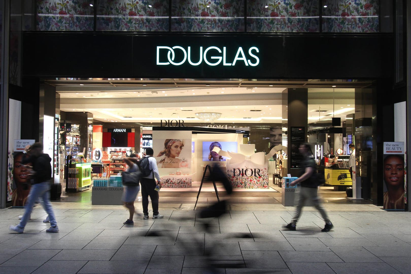 Eine Douglas-Filiale in der Frankfurter Innenstadt (Symbolbild): Neben dem Verkauf in den Filialen setzt der Kosmetikhändler zunehmend auf das Onlinegeschäft. Eine Douglas-Filiale in der Frankfurter Innenstadt (Symbolbild): Neben dem Verkauf in den Filialen setzt der Kosmetikhändler zunehmend auf das Onlinegeschäft.