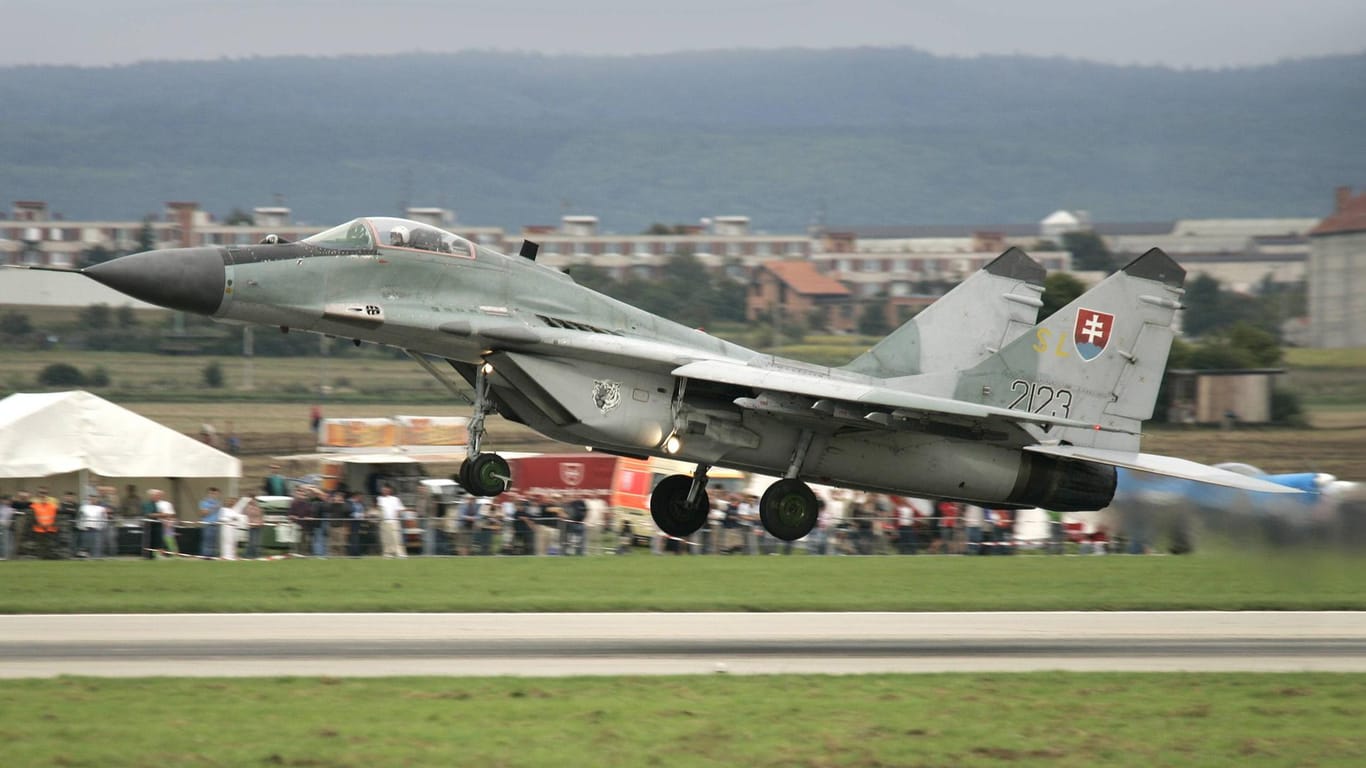 Slowakisches Kampfflugzeug: Das Land hat einen umstrittenen Militärvertrag mit den USA ratifiziert.