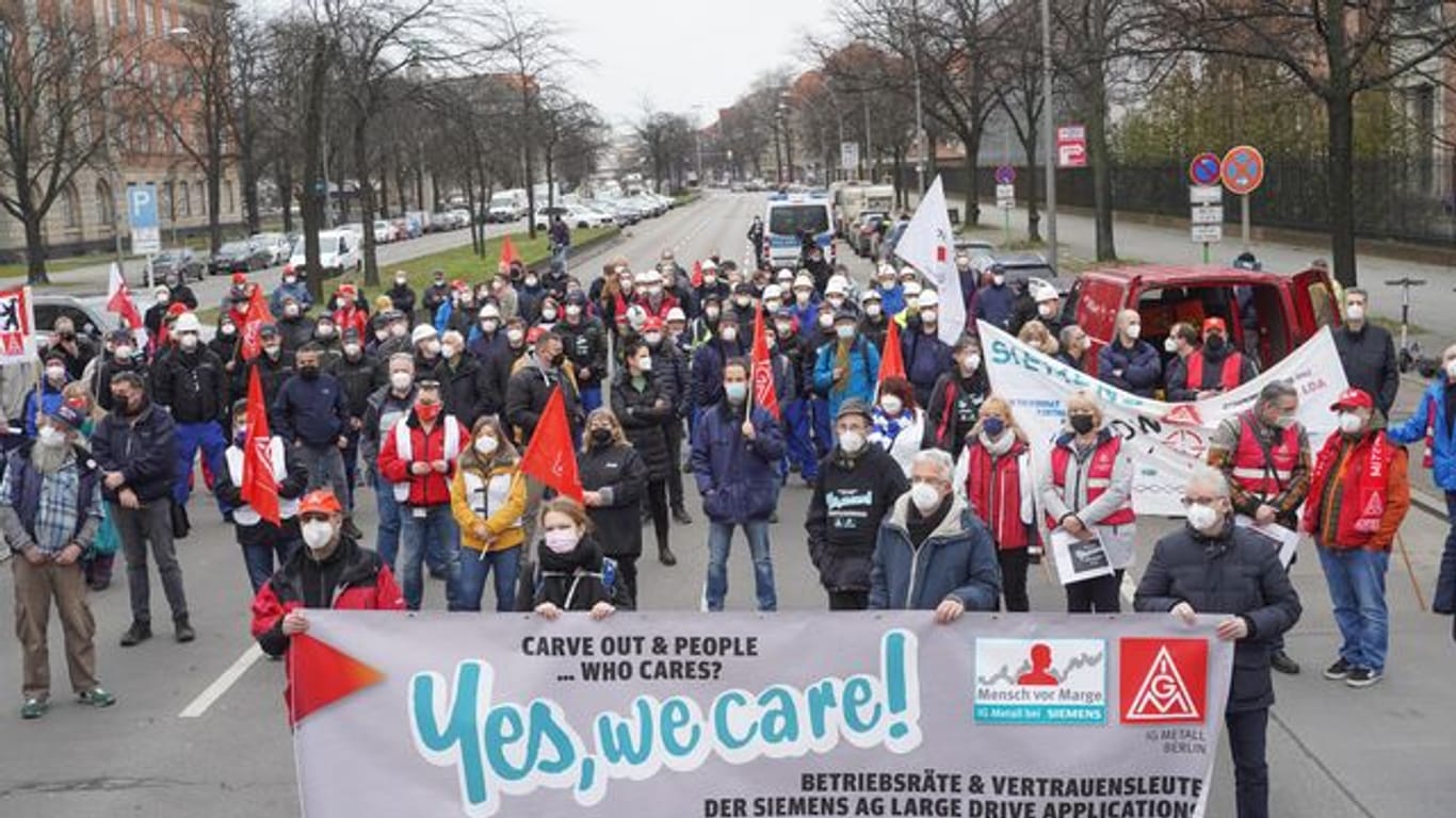 Siemens-Beschäftigte protestieren gegen Ausgliederung
