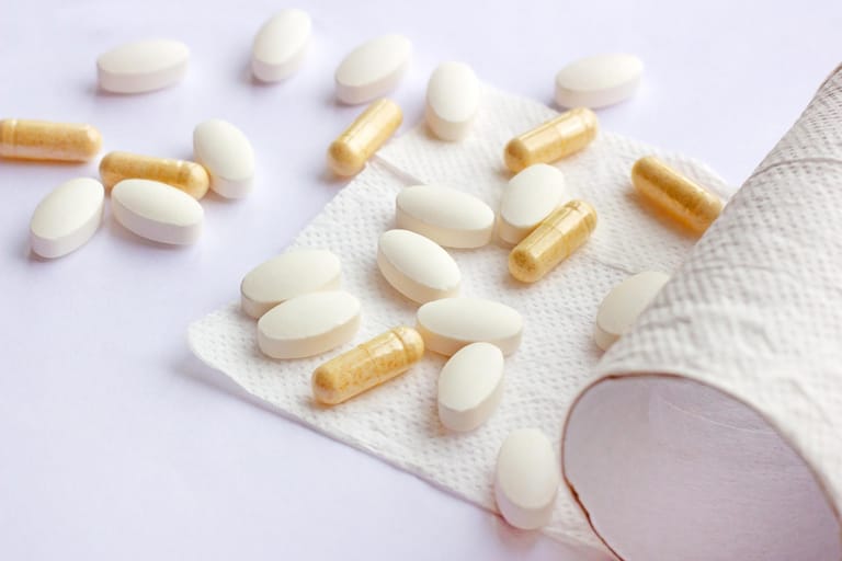 Medikamente: Auch eine medikamentöse Behandlung kann bei Stress- und Dranginkontinenz helfen, die Symptome zu lindern. Dabei ist jedoch zu beachten, dass die Medikamente nicht die Ursache bekämpfen und besonders bei älteren Patienten zahlreiche Nebenwirkungen hervorrufen.