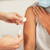 Covid-19-Impfung bei Kindern: Der Biontech-Impfstoff wurde zunächst für Erwachsene entwickelt – und später für Kinder angepasst.