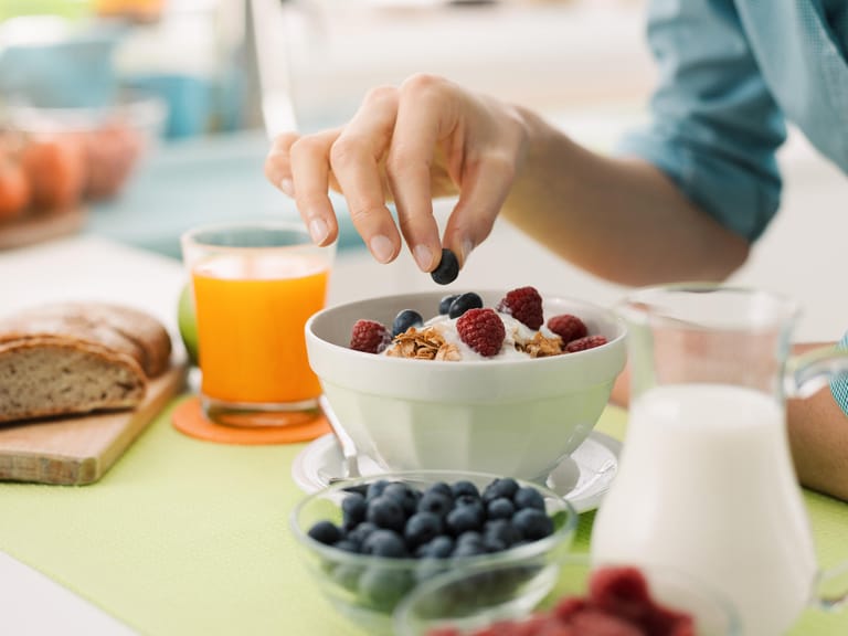 Die richtigen Lebensmittel essen: Bei Blasenschwäche sollte man säurehaltige und scharfe Lebensmittel meiden. Zitrusfrüchte oder Chilischoten verstärken die Beschwerden. Besser sind naturbelassene Milchprodukte wie Naturjoghurt oder Kefir. Ebenfalls schonend für die Blase sind Bananen, Erdbeeren oder Paprikas.