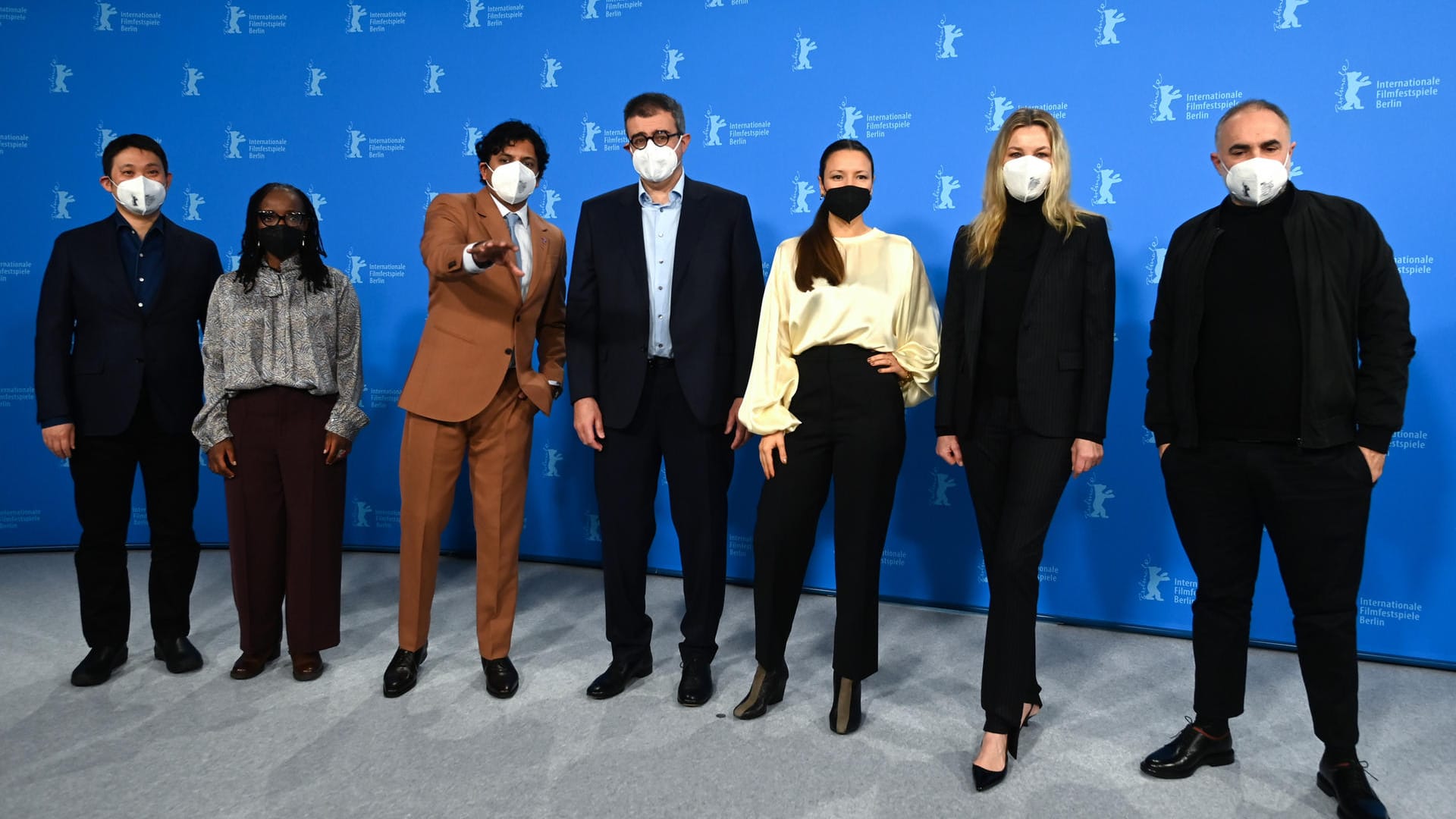 Die Mitglieder der Jury (l-r): Regisseur Ryusuke Hamaguchi, Autorin Tsitsi Dangarembga, Produzent Said Ben Said, Regisseurin Anne Zohra Berrached, Schauspielerin Connie Nielsen, Regisseur Karim Ainouz mit Jurypräsident M. Night Shyamalan (3.v.l.). Die Mitglieder der Jury (l-r): Regisseur Ryusuke Hamaguchi, Autorin Tsitsi Dangarembga, Produzent Said Ben Said, Regisseurin Anne Zohra Berrached, Schauspielerin Connie Nielsen, Regisseur Karim Ainouz mit Jurypräsident M. Night Shyamalan (3.v.l.).
