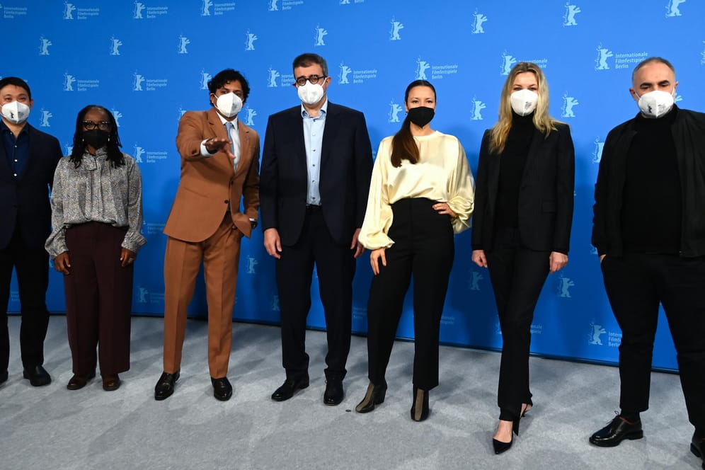 Die Mitglieder der Jury (l-r): Regisseur Ryusuke Hamaguchi, Autorin Tsitsi Dangarembga, Produzent Said Ben Said, Regisseurin Anne Zohra Berrached, Schauspielerin Connie Nielsen, Regisseur Karim Ainouz mit Jurypräsident M. Night Shyamalan (3.v.l.).