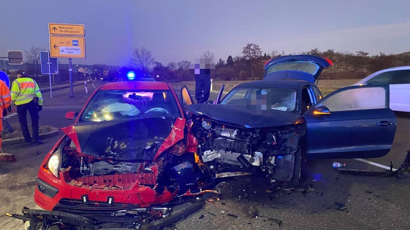 Die Unfallstelle in Weinstadt: Beide Wagen haben einen Totalschaden.