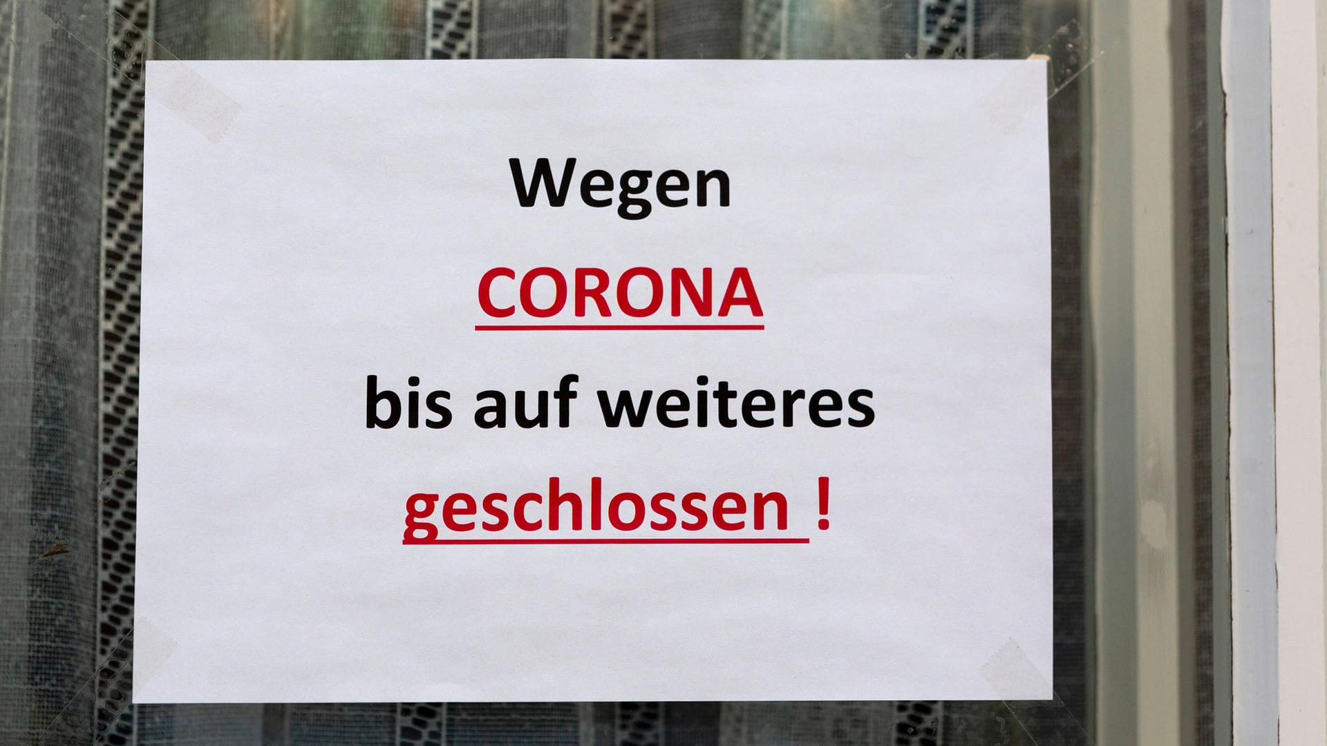 Ein Schild weist auf die Schließung eines Geschäfts wegen der Corona-Maßnahmen hin (Archivbild): Auch der Friseursalon der Klägerin wurde geschlossen. Ein Schild weist auf die Schließung eines Geschäfts wegen der Corona-Maßnahmen hin (Archivbild): Auch der Friseursalon der Klägerin wurde geschlossen.