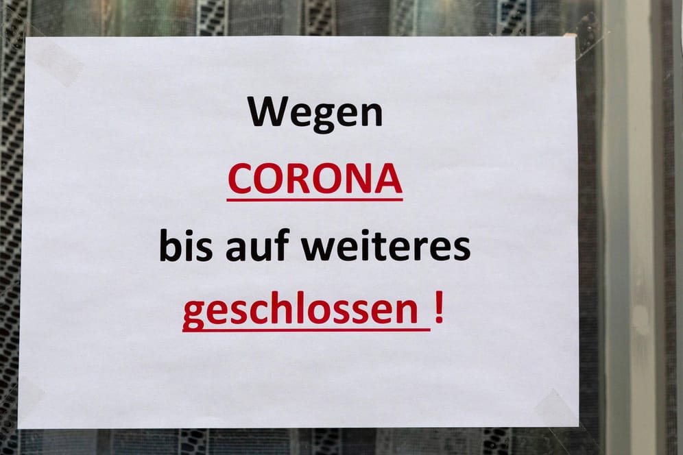 Ein Schild weist auf die Schließung eines Geschäfts wegen der Corona-Maßnahmen hin (Archivbild): Auch der Friseursalon der Klägerin wurde geschlossen.