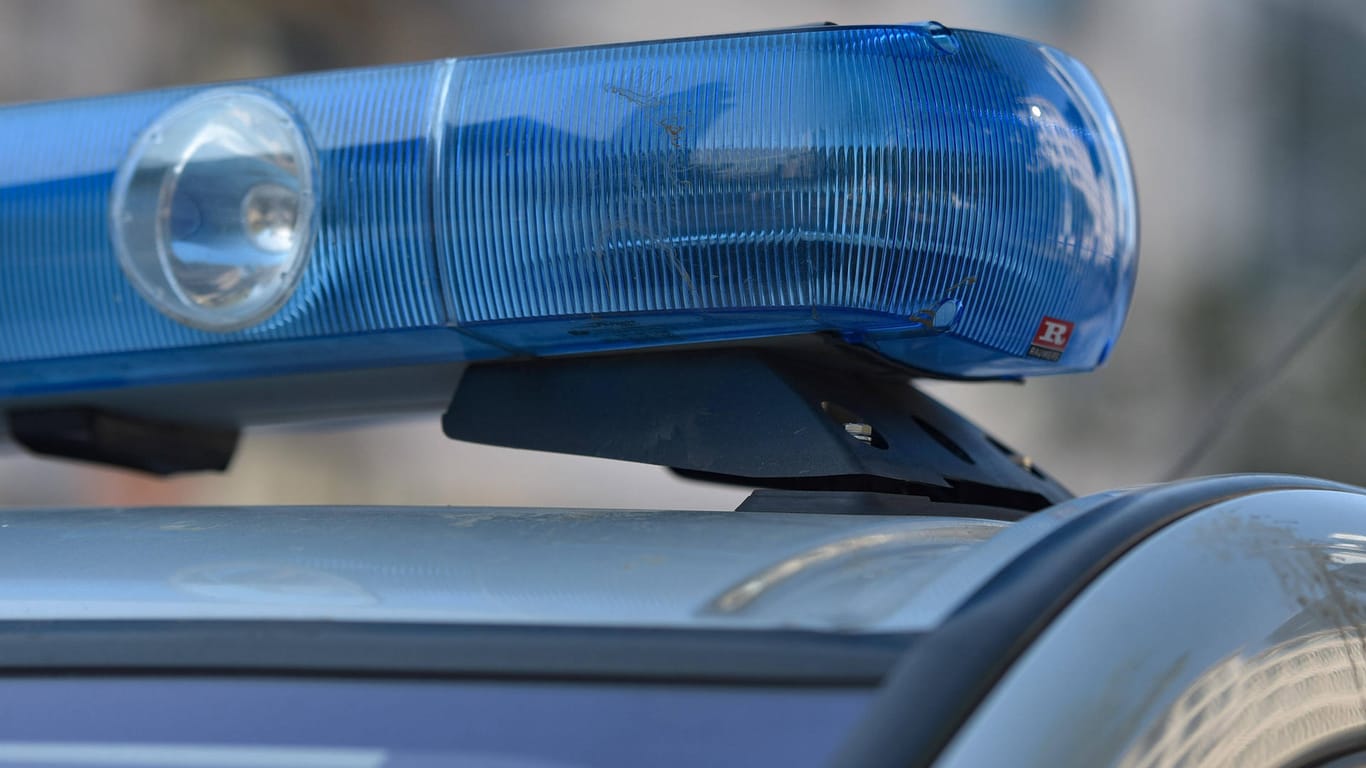 Das Blaulicht eines Polizeiwagens (Symbolbild): Einsatzkräfte hatten bis Donnerstag nach dem vermissten Jungen gesucht.