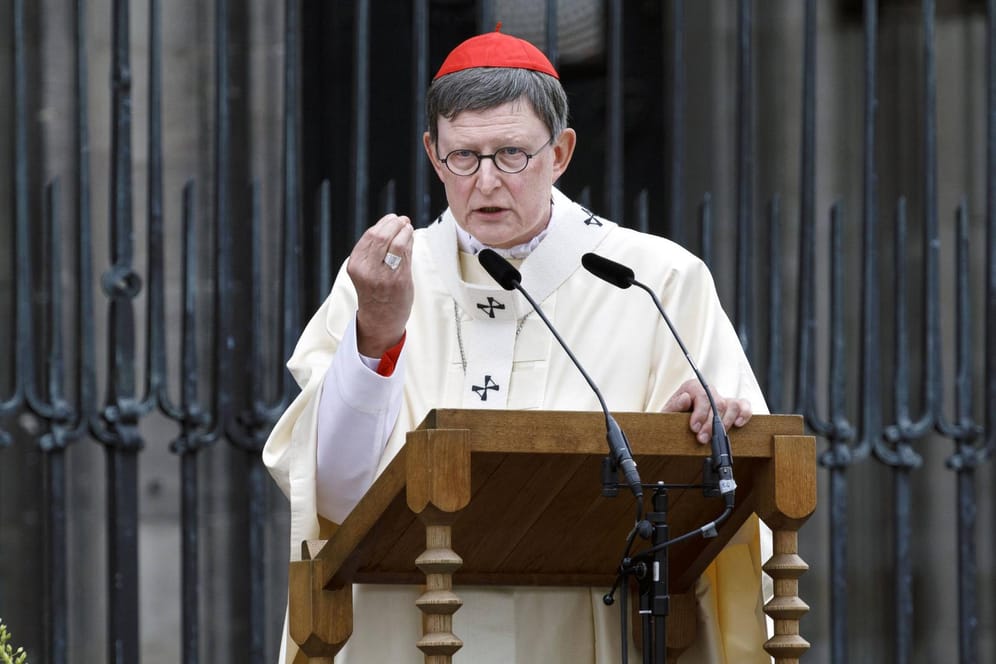 Kardinal Rainer Maria Woelki bei einer Predigt vor dem Kölner Dom (Archivbild): Woelki ist zu Gesprächen nach Rom gereist.