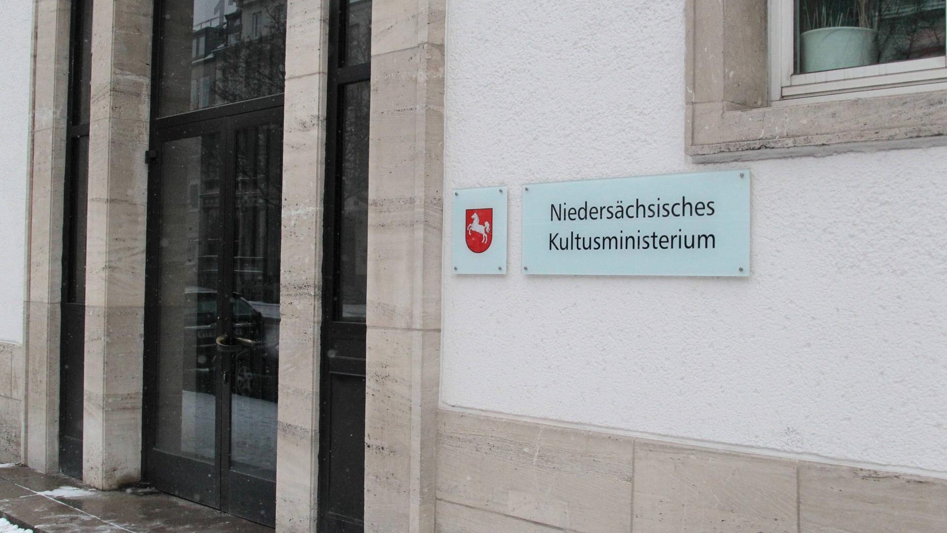 Eingang des Niedersächsischen Kultusministeriums (Symbolbild): Den Schulen fehlen Schulleiter. Eingang des Niedersächsischen Kultusministeriums (Symbolbild): Den Schulen fehlen Schulleiter.