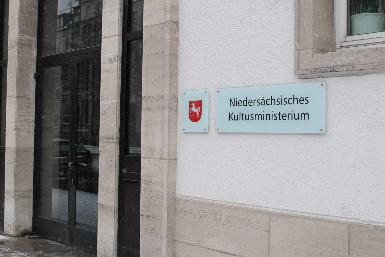 Eingang des Niedersächsischen Kultusministeriums (Symbolbild): Den Schulen fehlen Schulleiter.