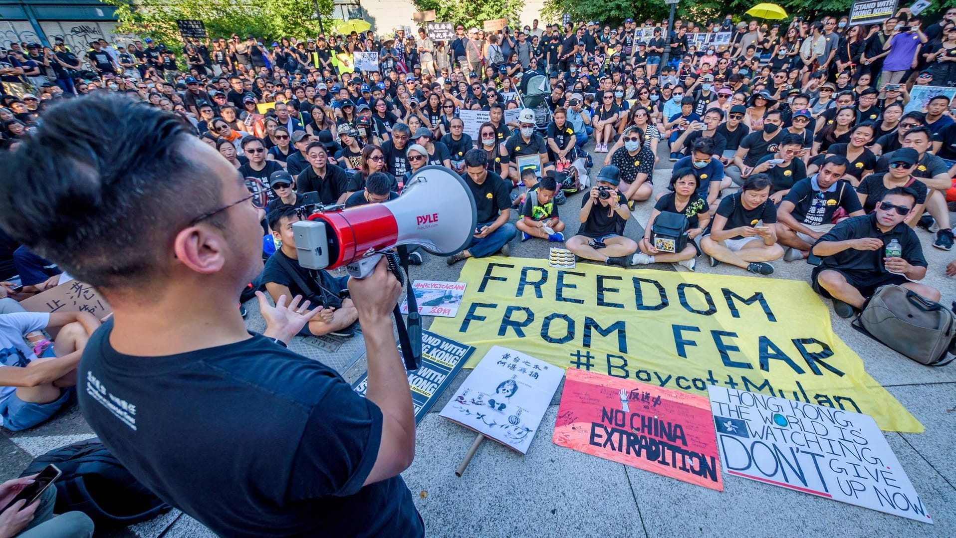 Proteste gegen China (Symbolbild): Corona hat Auswirkungen auf die Demokratien weltweit.