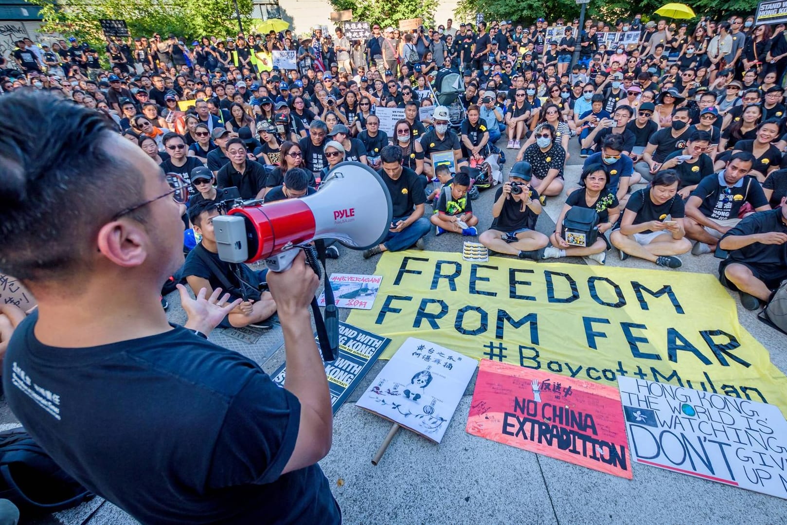 Proteste gegen China (Symbolbild): Corona hat Auswirkungen auf die Demokratien weltweit.